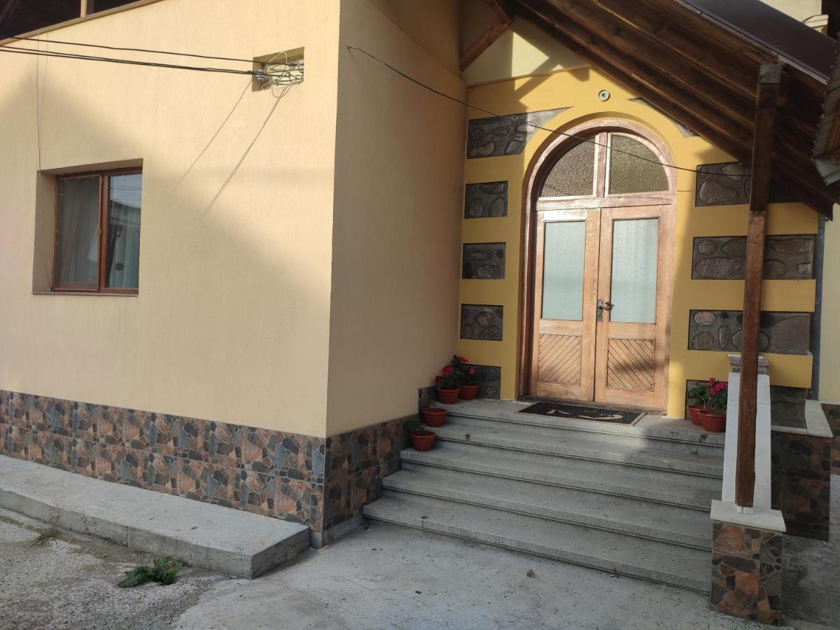 Central House Hotel Curtea De Arges Ngoại thất bức ảnh